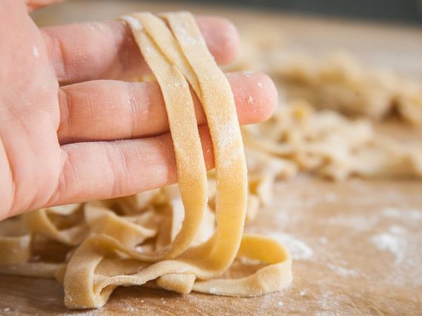 Freshly made Italian spaghetti, showcasing authentic Italian cuisine and culinary experiences.